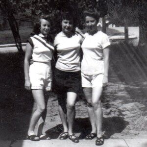 c1950 Three Pretty Young Women Posing on Sidewalk Snapshot fr-1